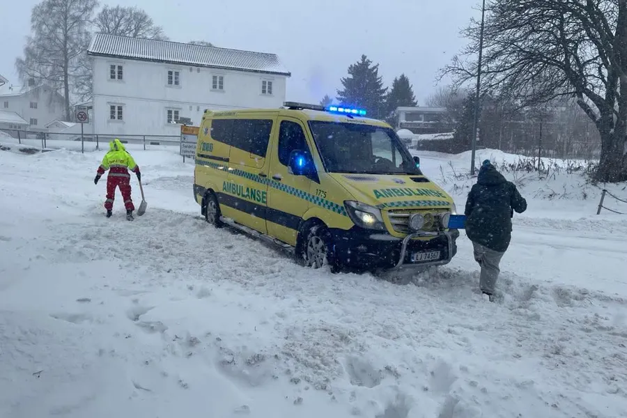 En gul varebil på en snødekt vei