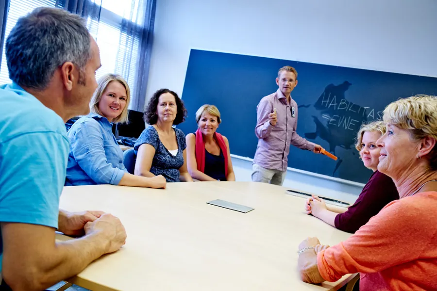 En gruppe mennesker som sitter rundt et bord