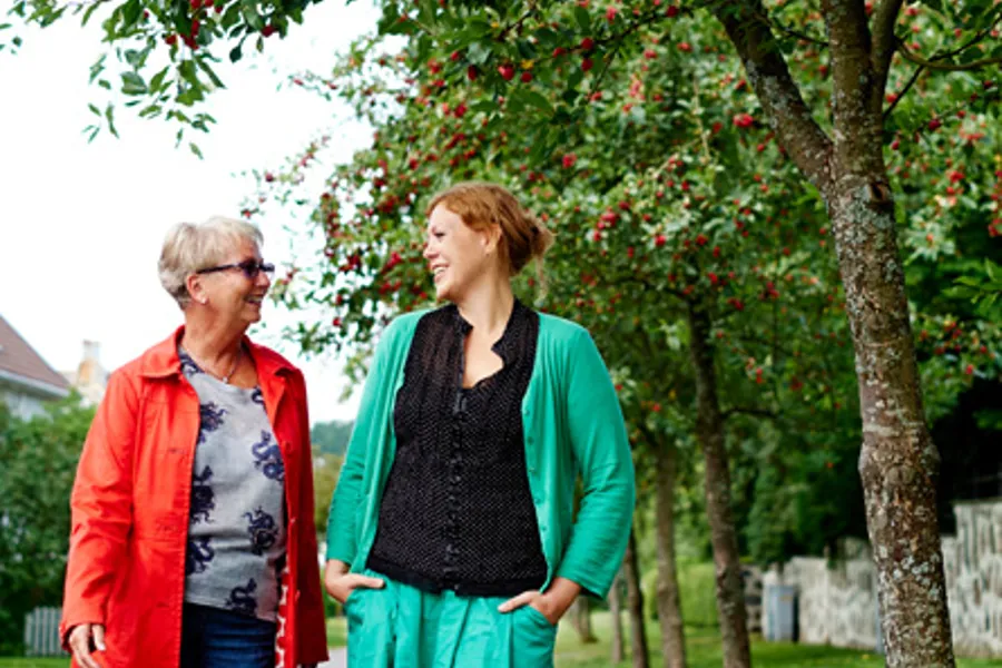 To kvinner står ute og prater sammen