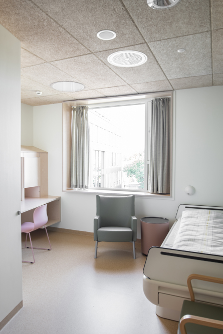 Et pasientrom med seng og stoler