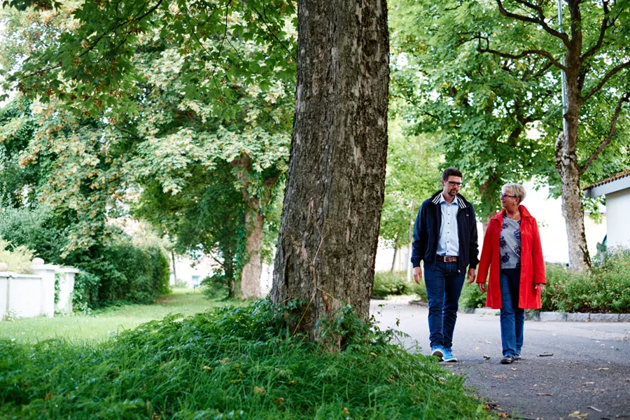 En mann og kvinne som går nedover et fortau