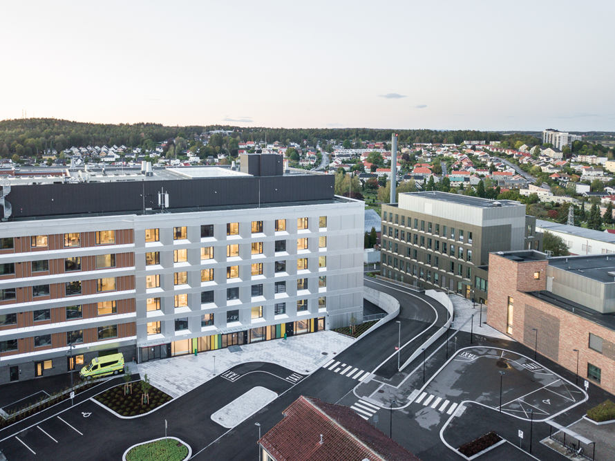 Et dronebilde av sykehusbygninger