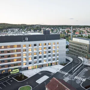 Et dronebilde av sykehusbygninger