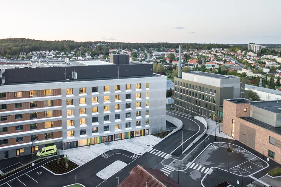 Et dronebilde av sykehusbygninger