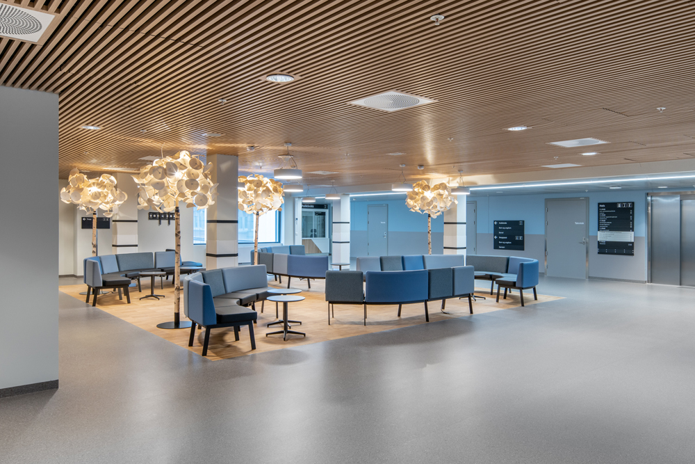 Et venteområde med blå stoler og bord