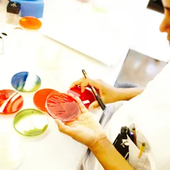 En kvinne som analyserer prøver på et laboratorium