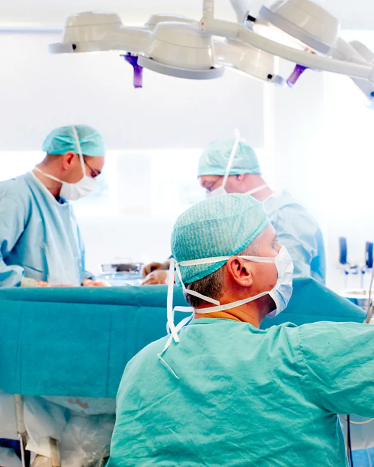 En gruppe kirurger i en operasjonsstue under en operasjon
