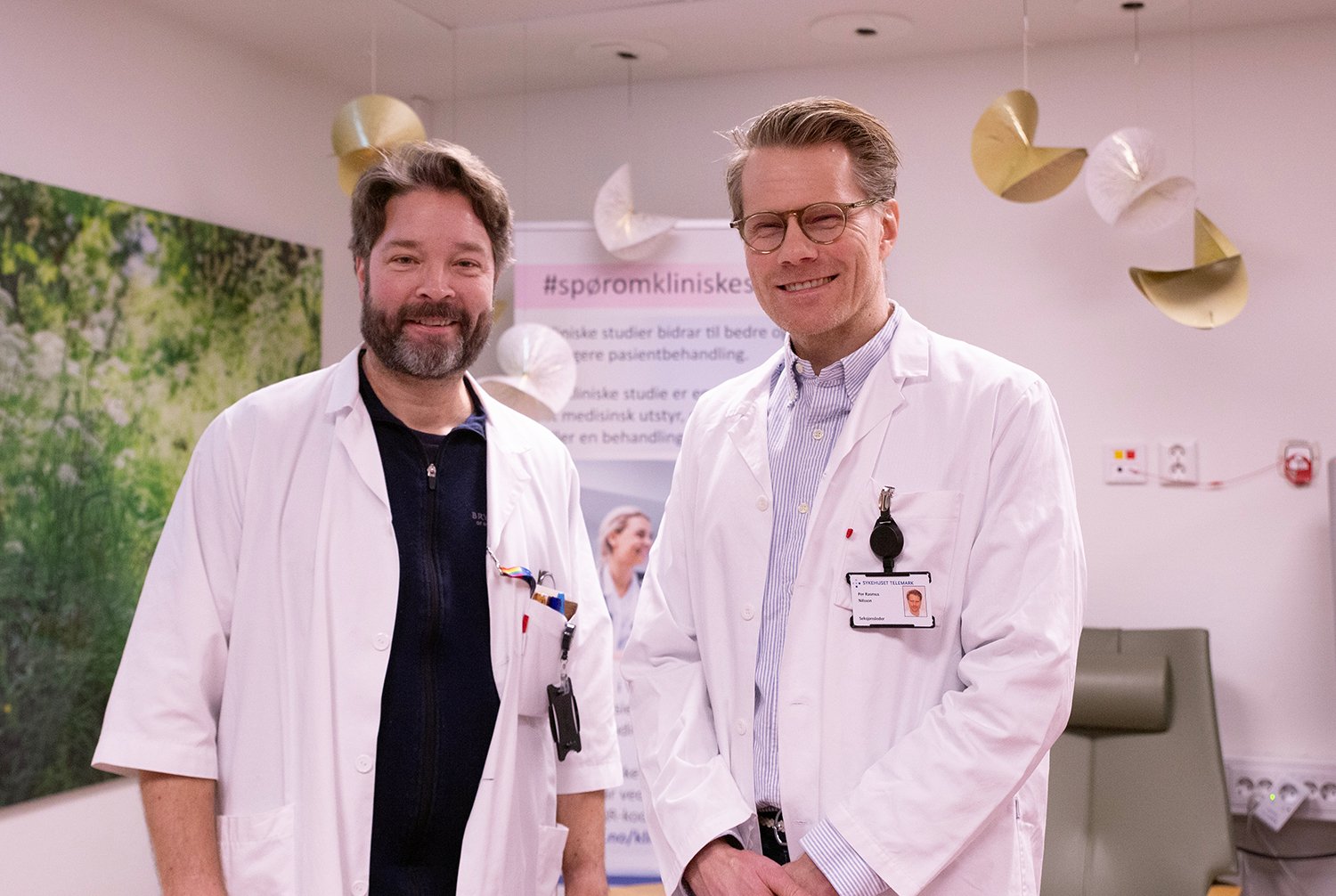 Et par menn som poserer for kameraet