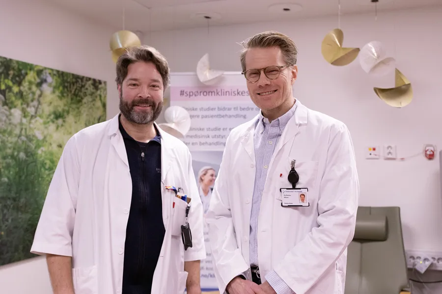 Et par menn som poserer for kameraet