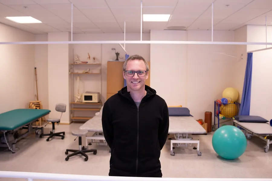 En mann som står i et rom med ballonger og et skrivebord