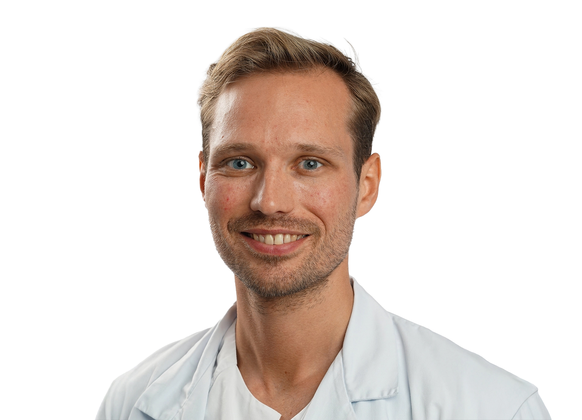 En mann som smiler til kameraet