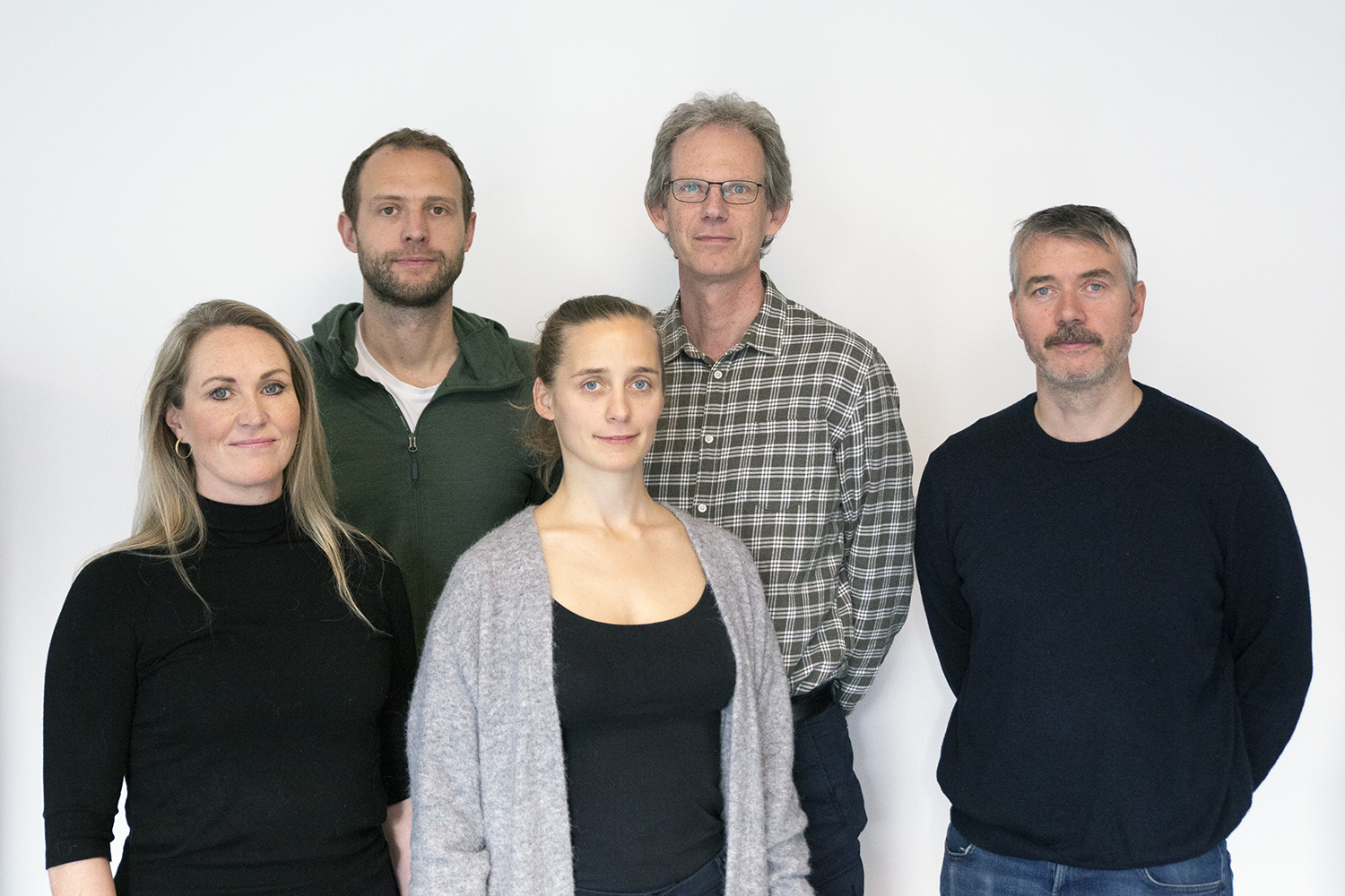 mennesker som ser rett i kamera