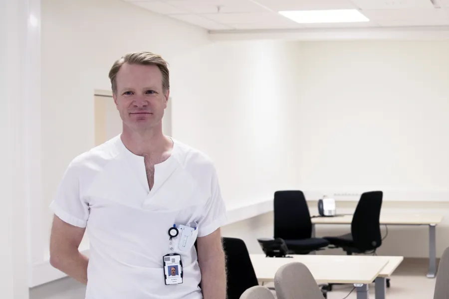 En mann iført hvitt arbeidsantrekk