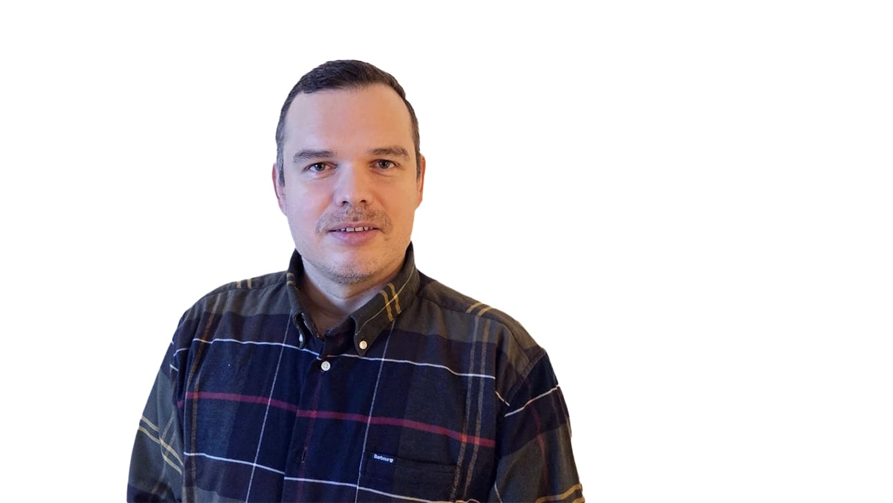 En mann med stripete skjorte