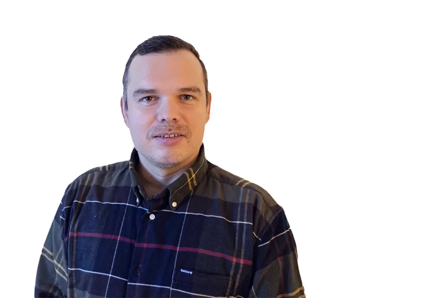 En mann med stripete skjorte