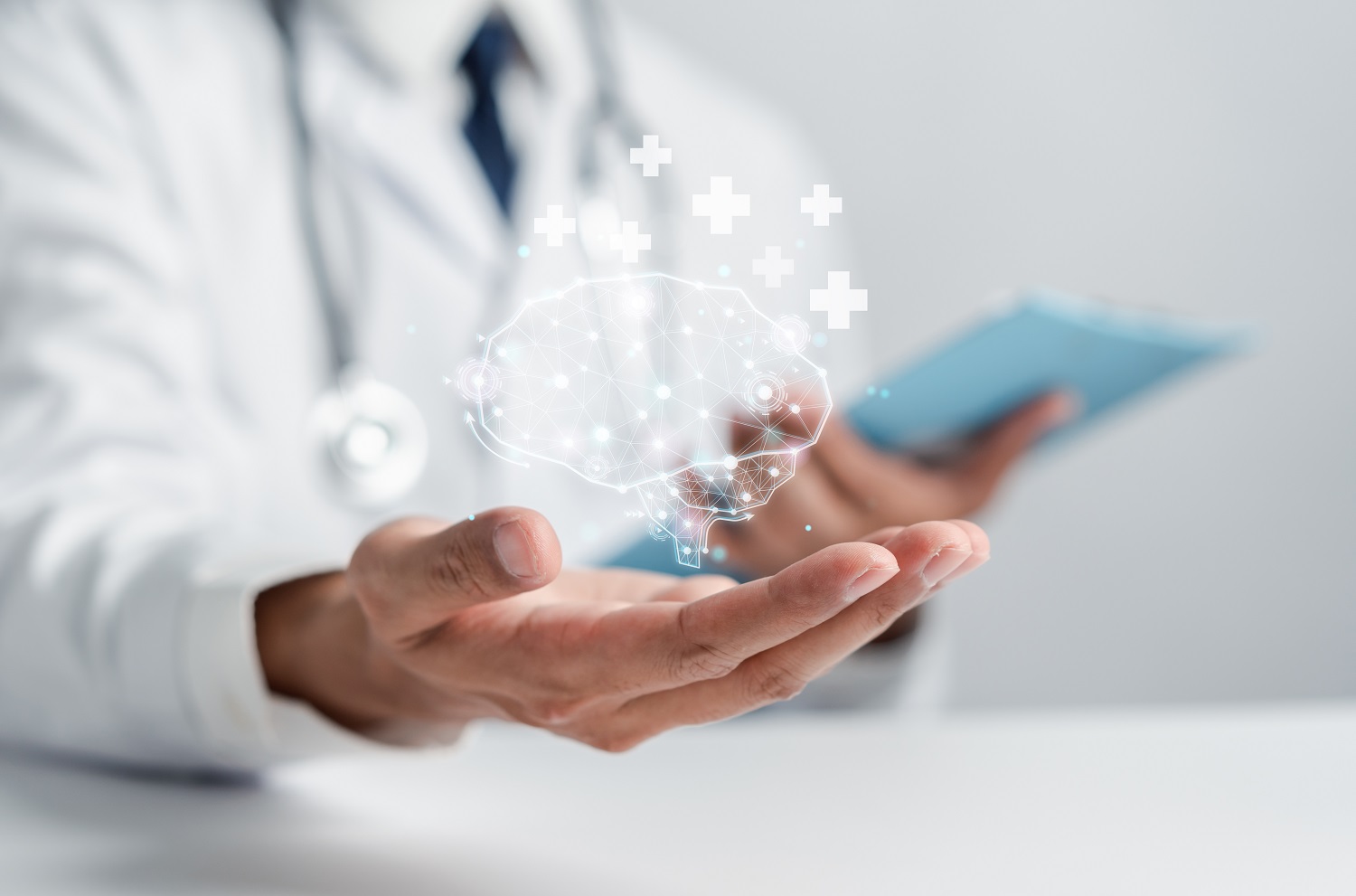 En hånd som holder et klart glass