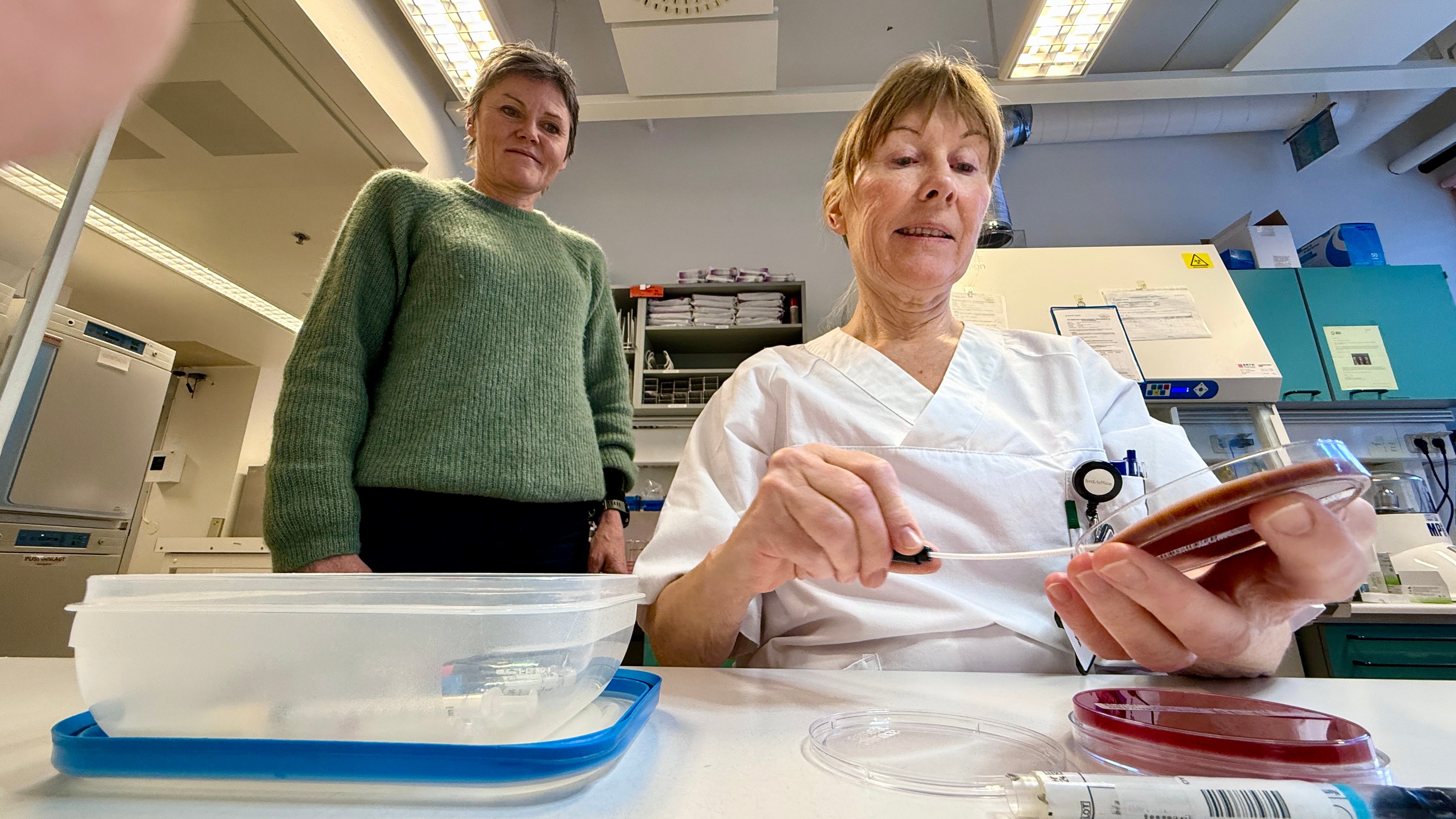 En kvinne i laboratoriefrakk