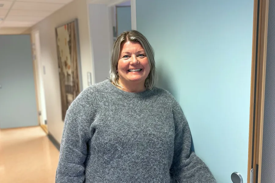 En kvinne som smiler for kameraet