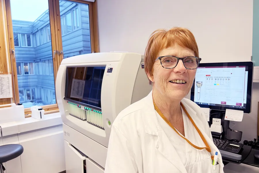 En mann i hvit frakk