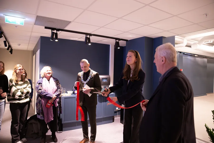 En gruppe mennesker som står i et rom