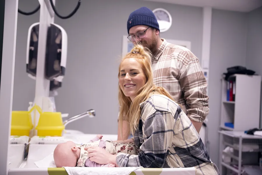 En mann og en kvinne som holder en baby