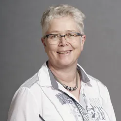 En smilende kvinne med briller