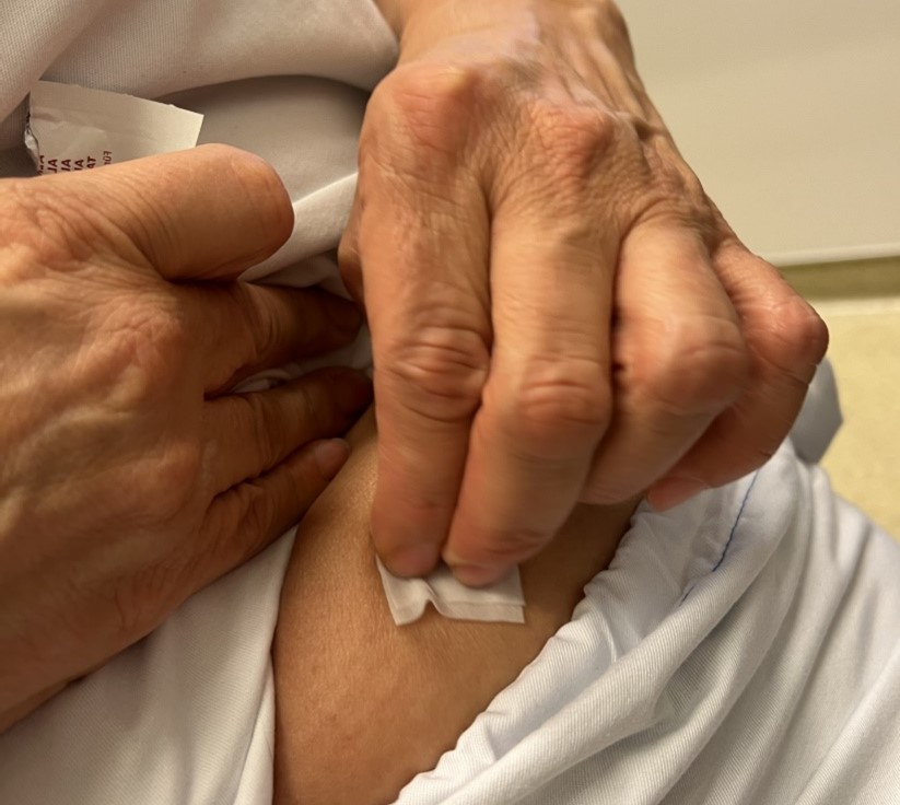 Et nærbilde av en som desinfiserer et område på magen