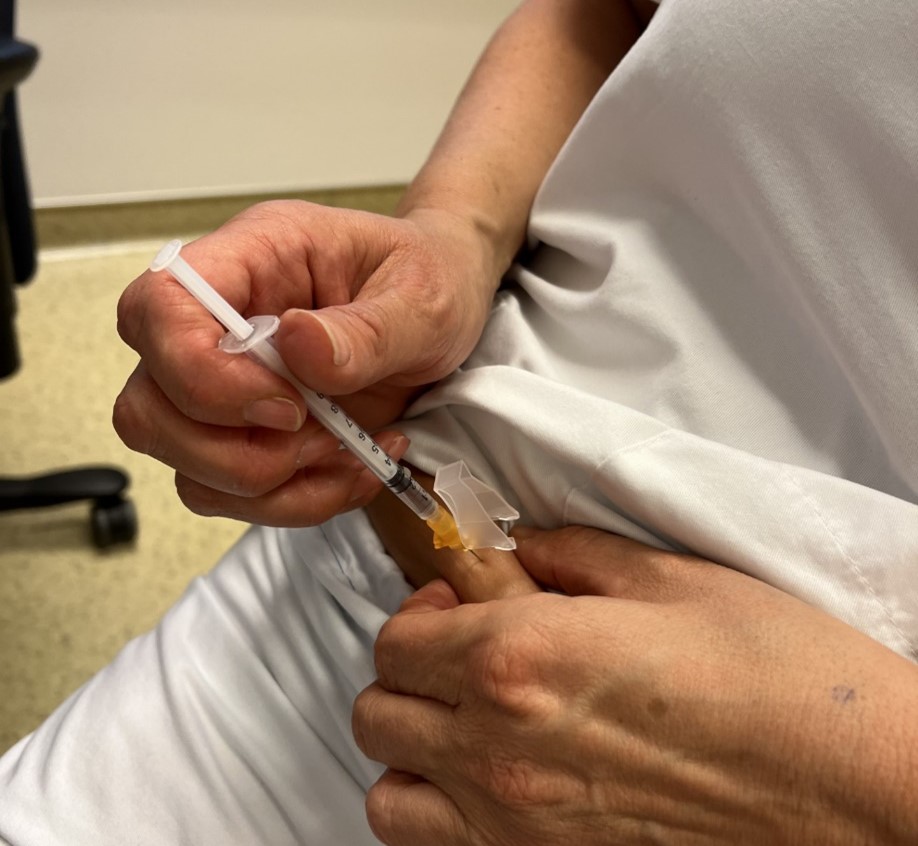 En person som holder en sprøyte