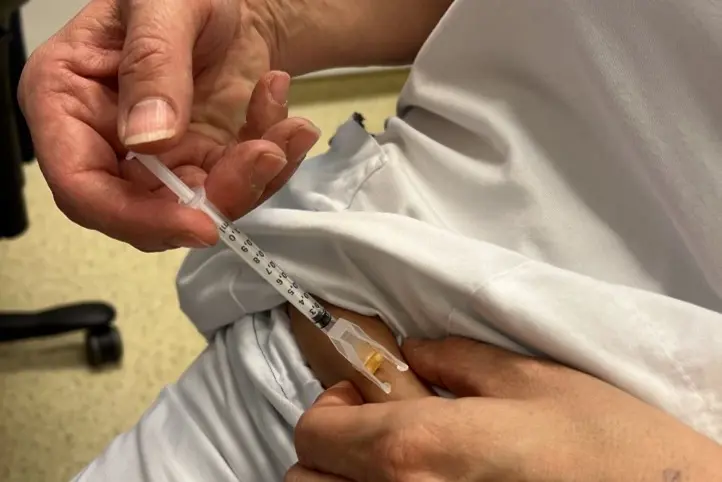 En person som holder en sprøyte