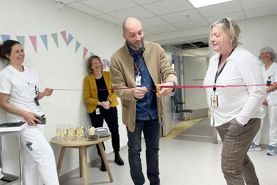 En gruppe mennesker som står i et rom