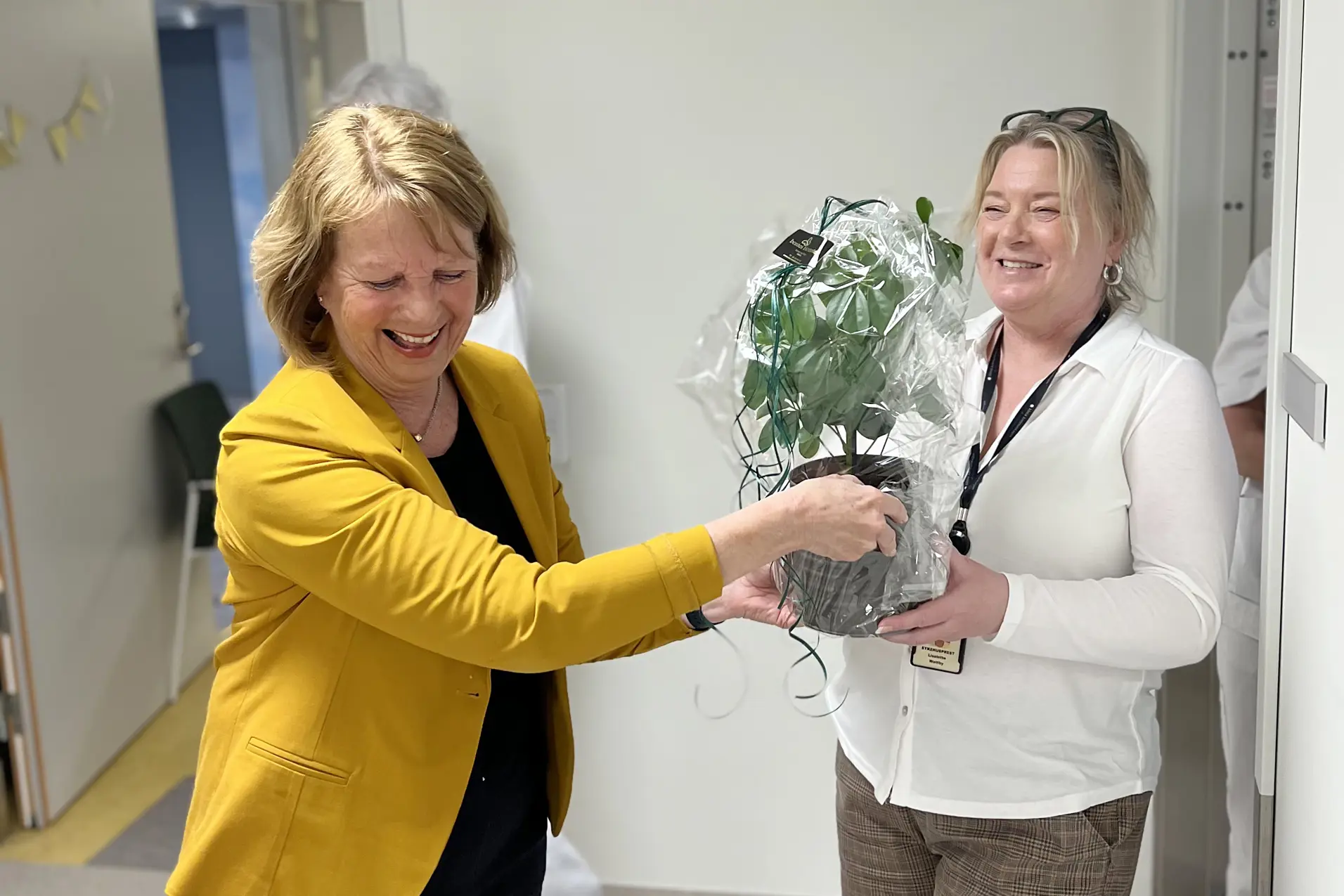 En person som holder en baby