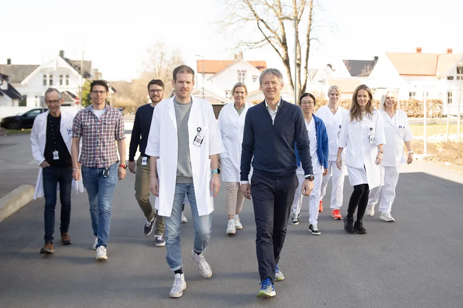 En gruppe mennesker som går