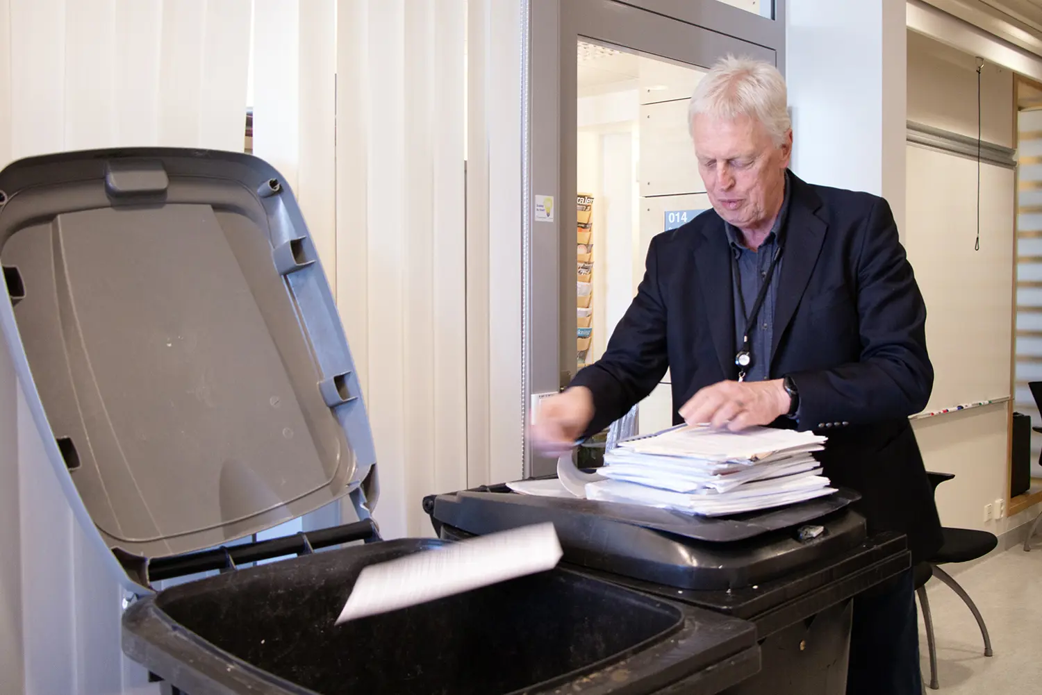 En mann som står ved siden av et bord