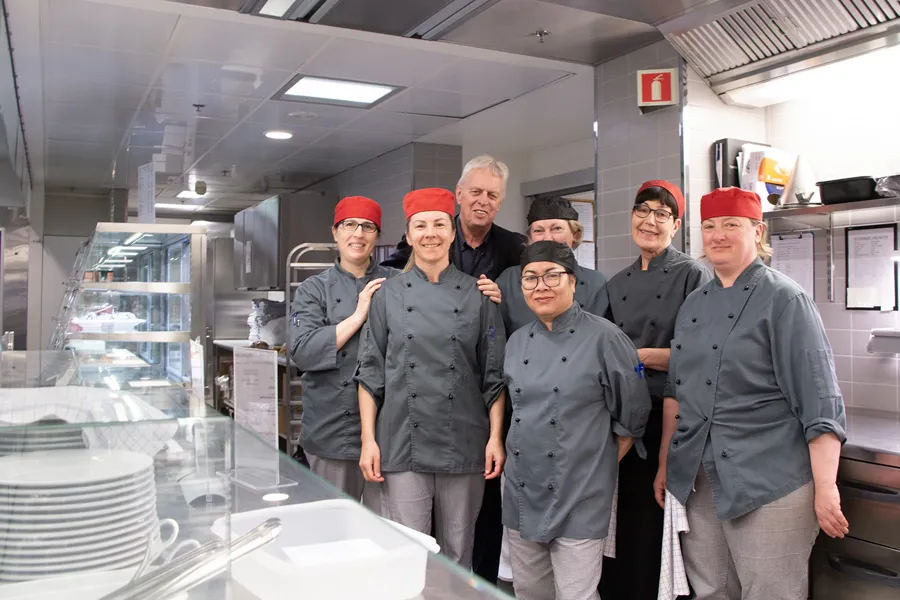 En gruppe menn som poserer for et bilde