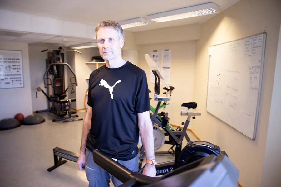 En mann som står ved siden av en maskin