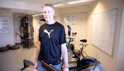 En mann som står ved siden av en maskin