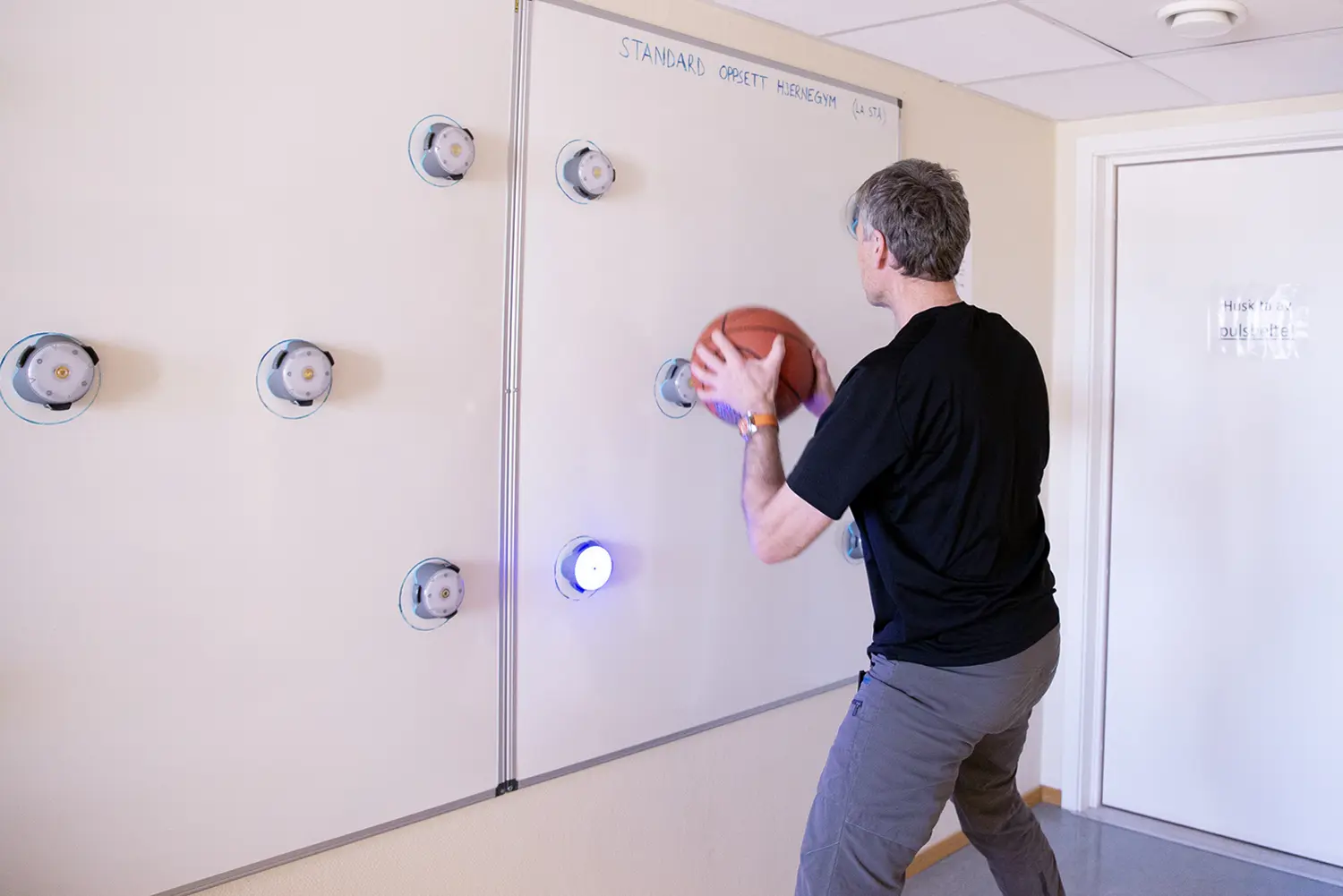 En mann som holder en basketball