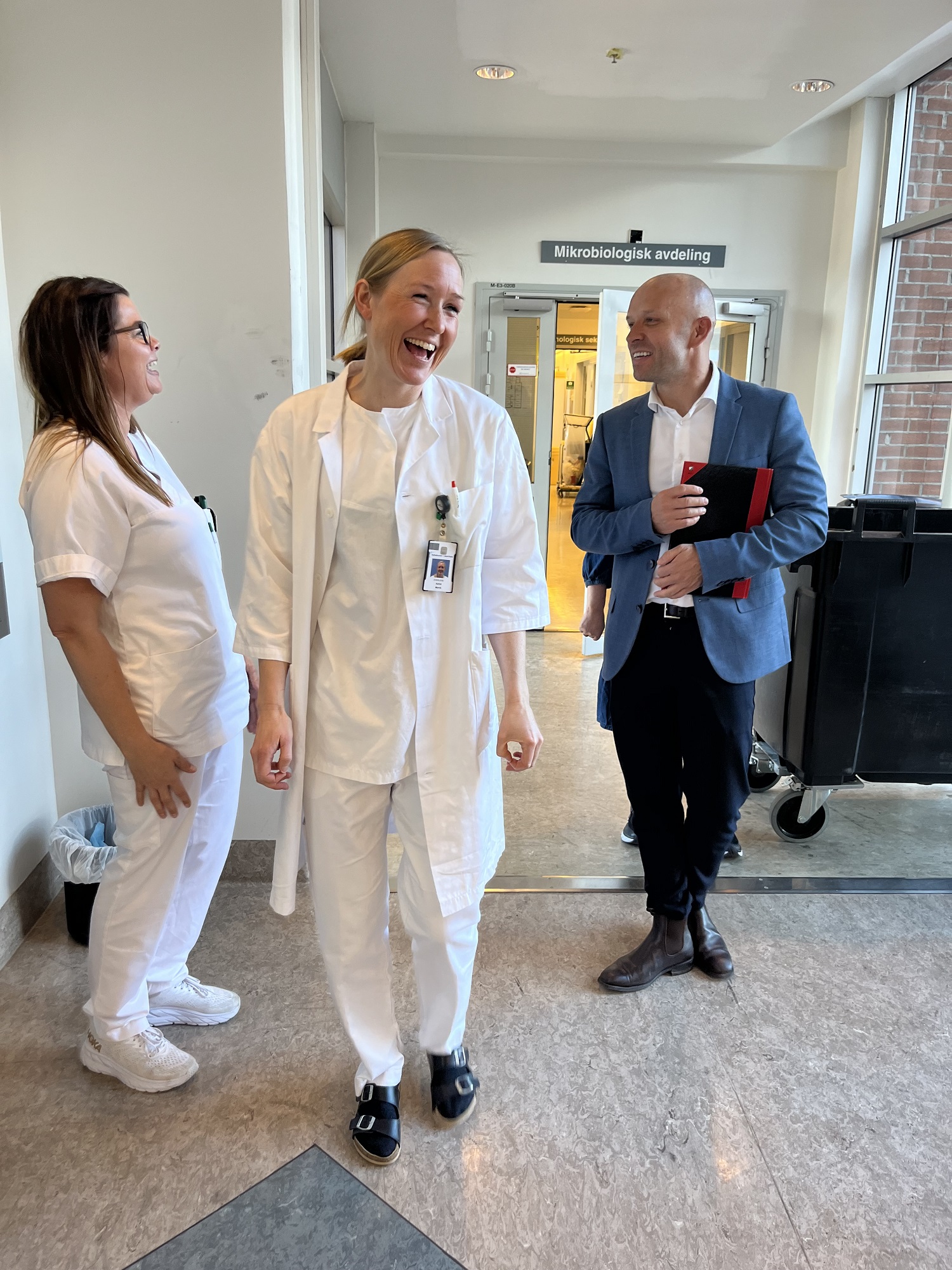 En gruppe mennesker i hvite labfrakker