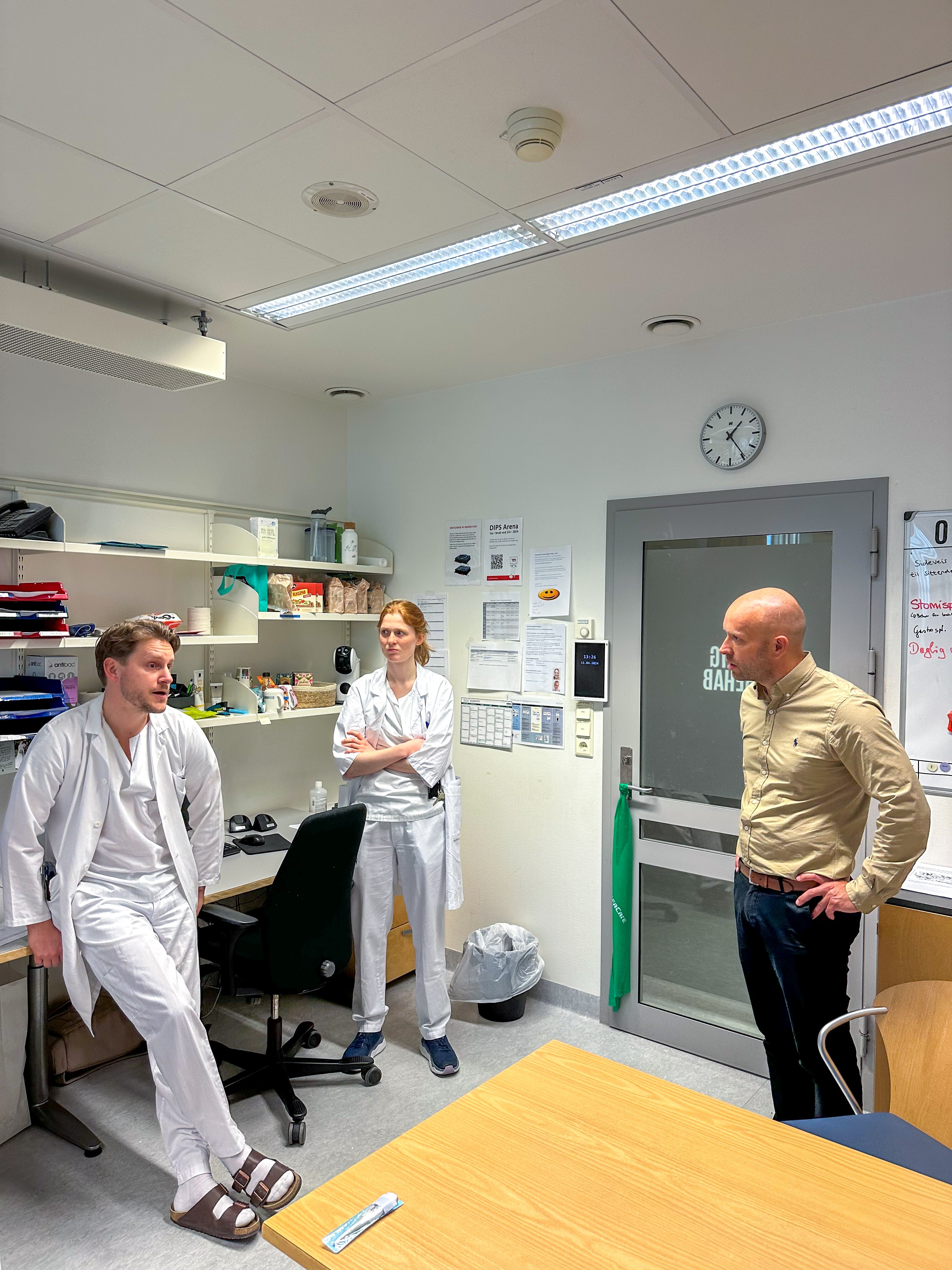 Noen få personer i et rom