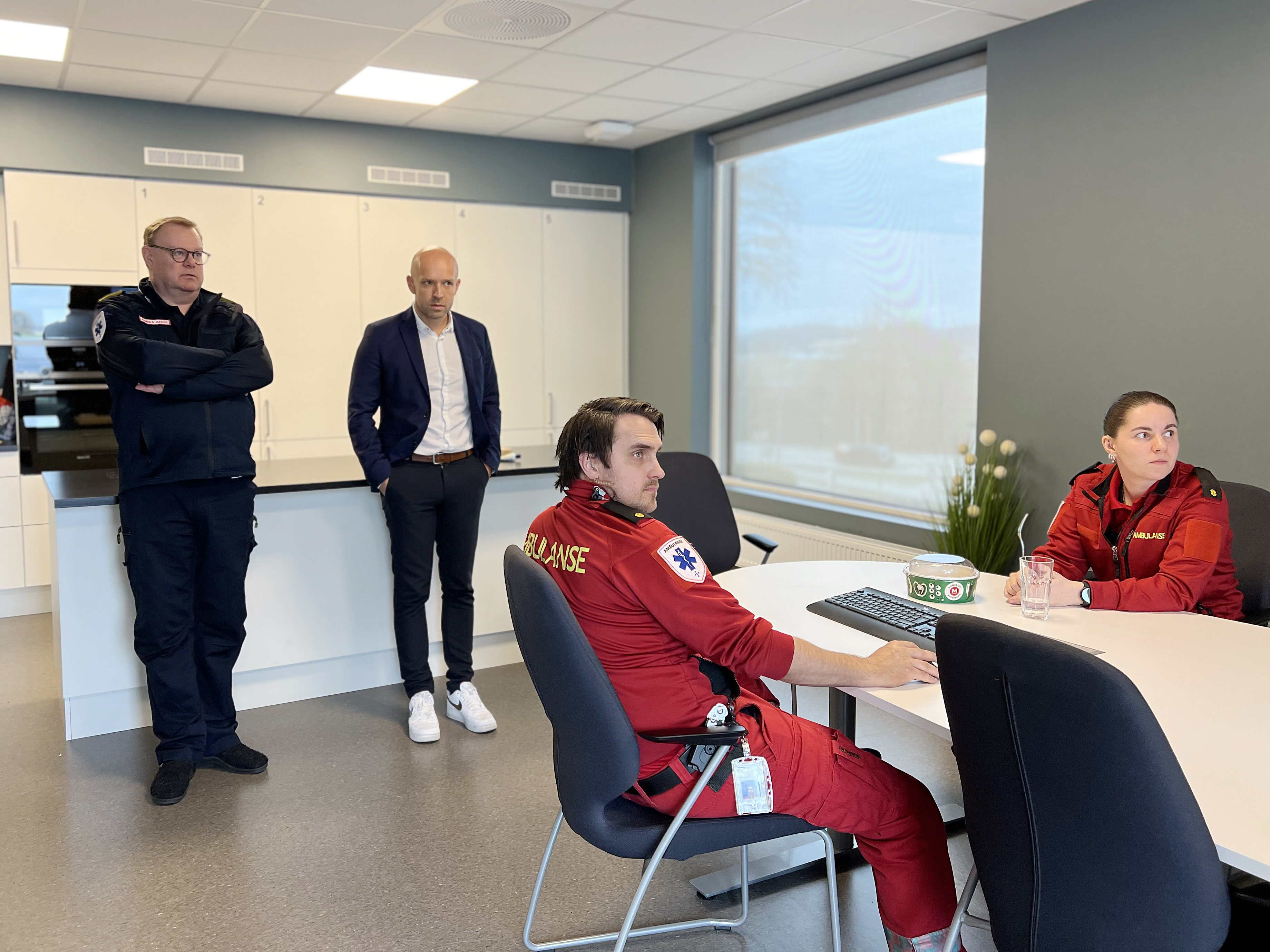 En gruppe mennesker på et kontor