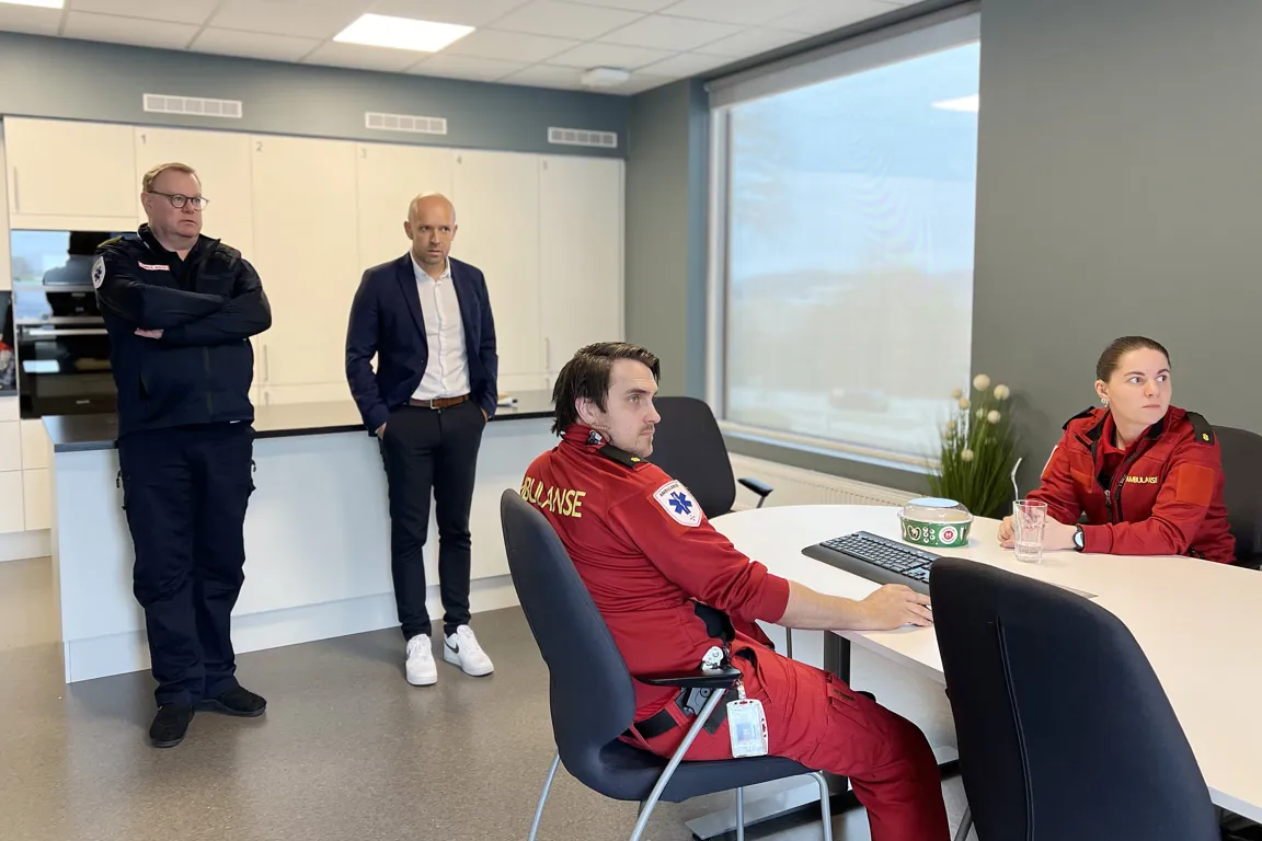 En gruppe mennesker på et kontor