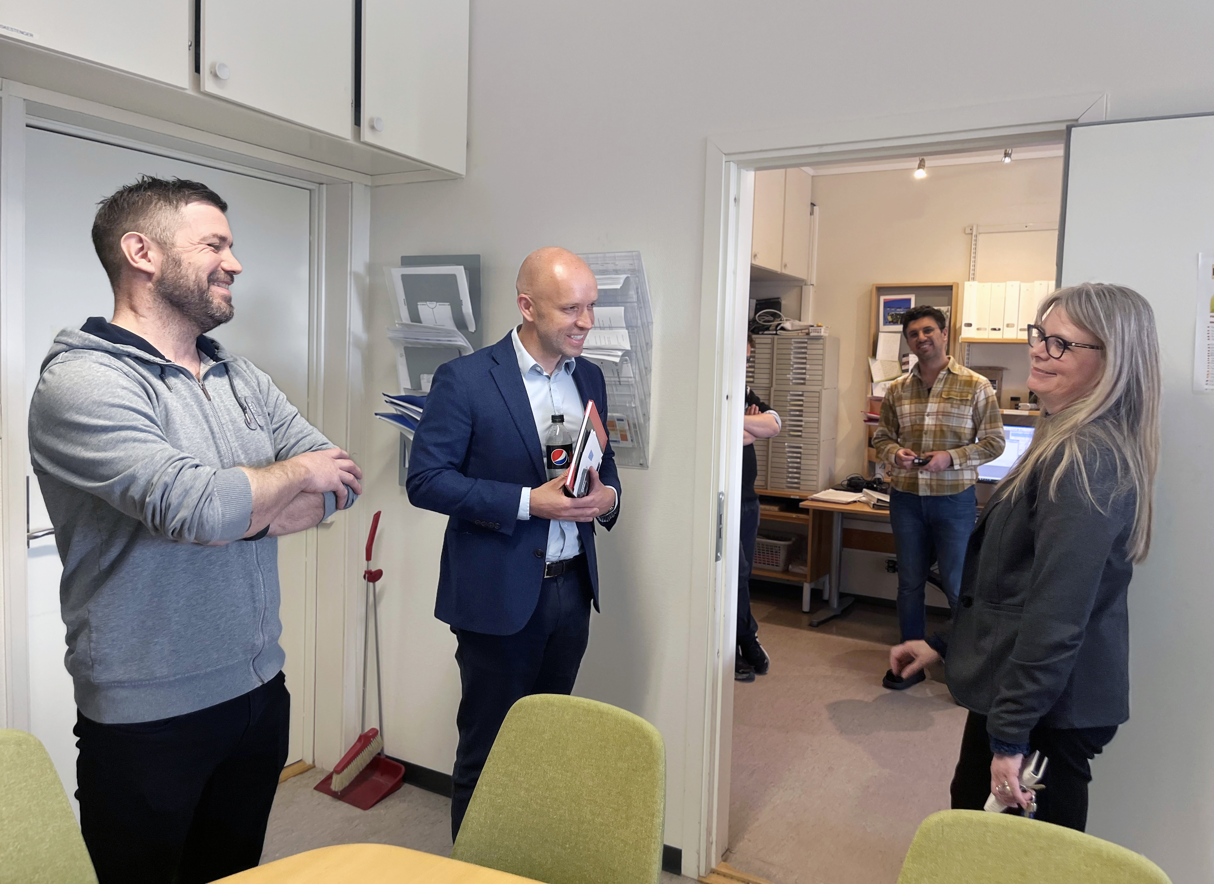 En gruppe mennesker i et rom