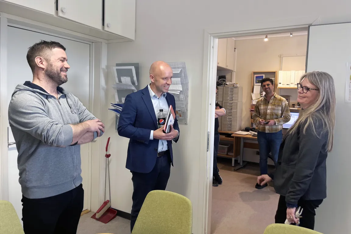 En gruppe mennesker i et rom