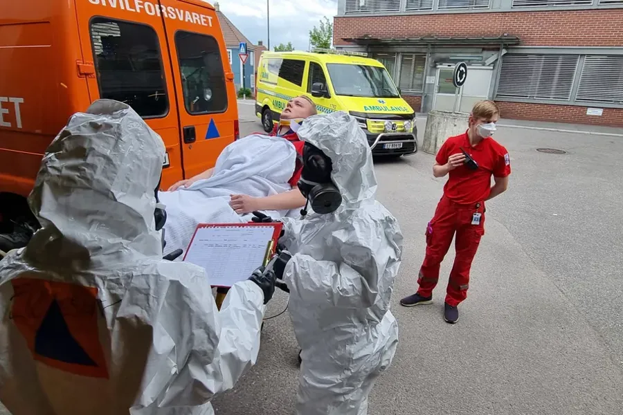 En person som står ved siden av en person i et plagg