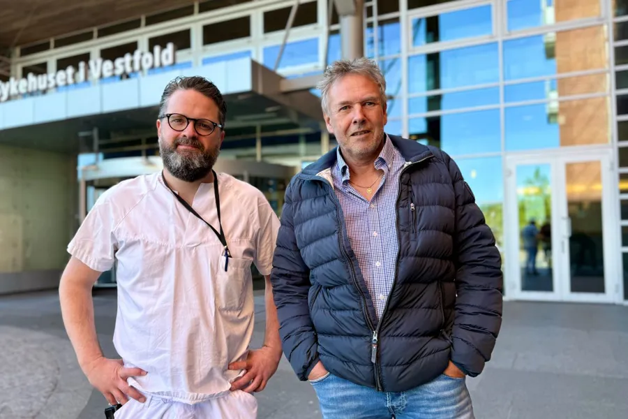 To menn som står sammen