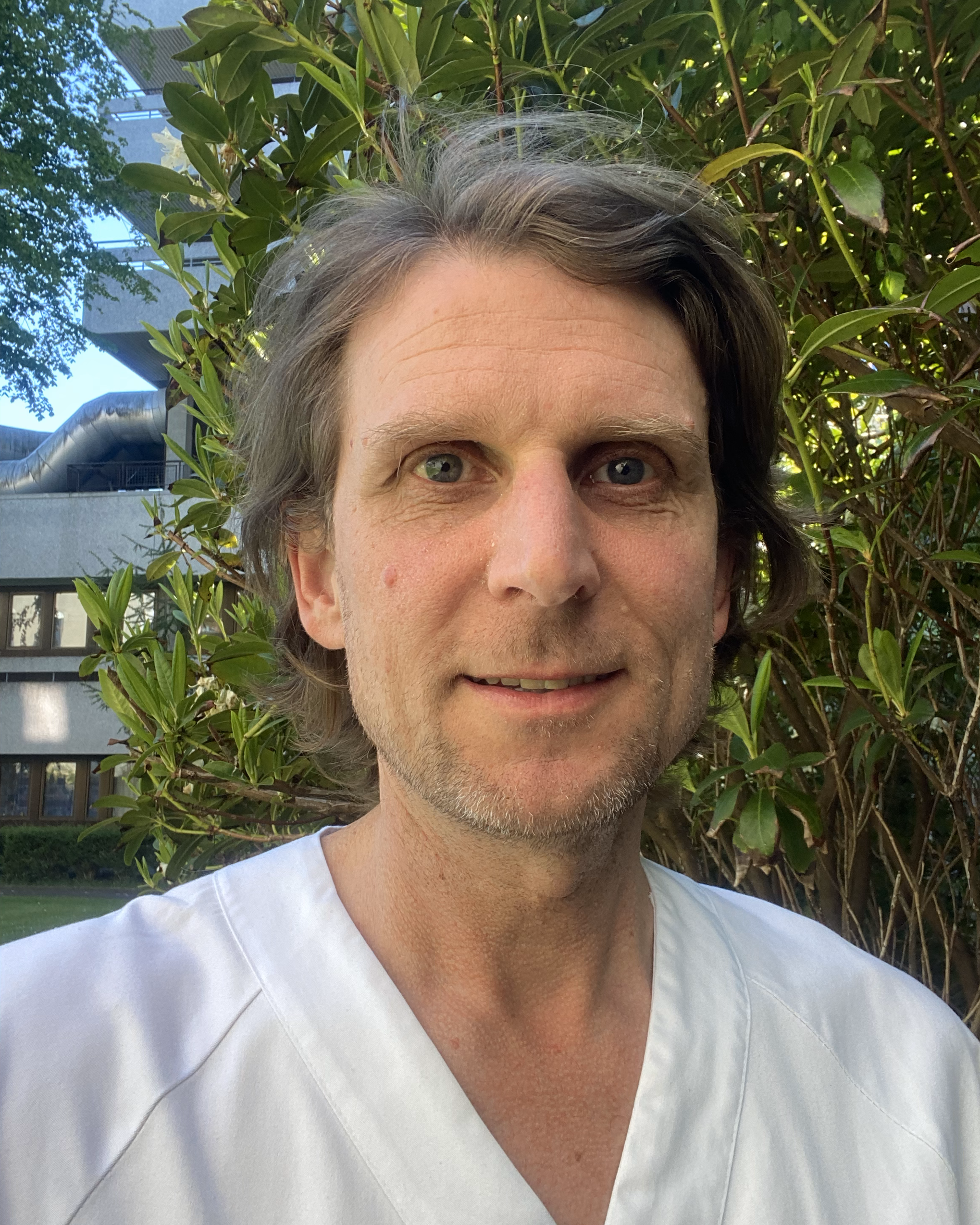 Portrettfoto av en mann i hvitt arbeidsantrekk