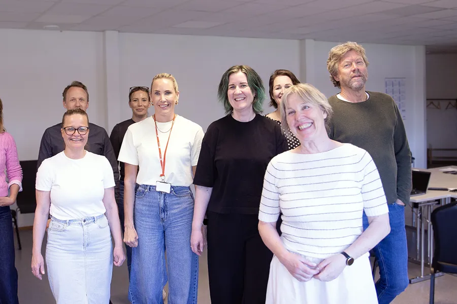 En gruppe mennesker som poserer for et bilde