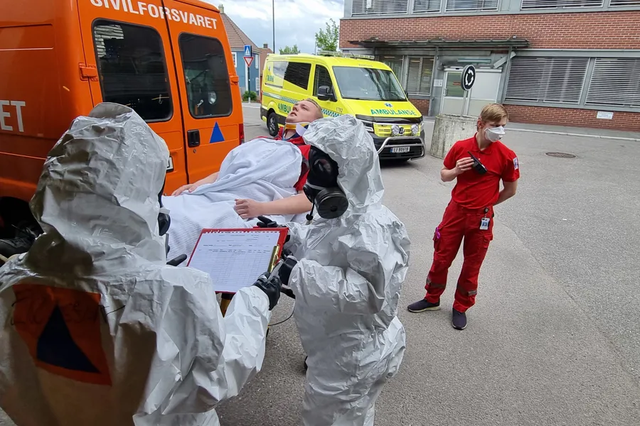 En person som bærer en stor pose søppel