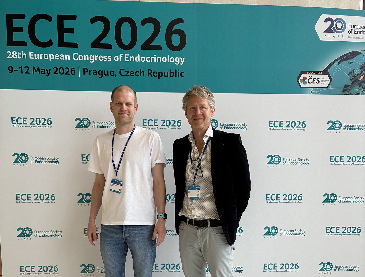 To personer står foran en bakvegg for ECE 2026, den europeiske endokrinologikongressen i Praha. Bakgrunnen viser logoer, dato og grafiske elementer.