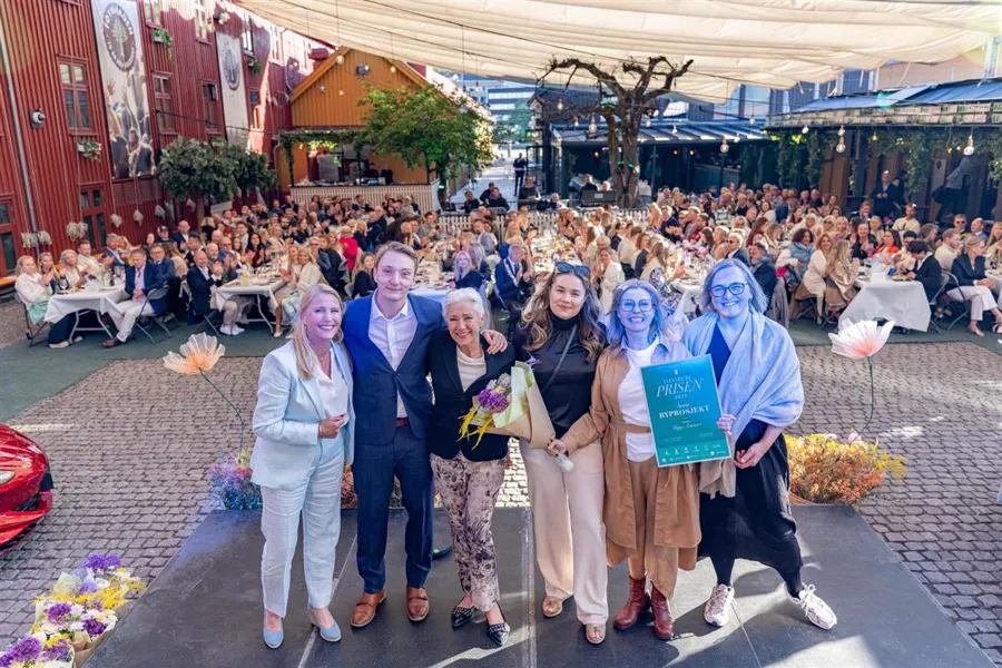 En gruppe mennesker som poserer for et bilde